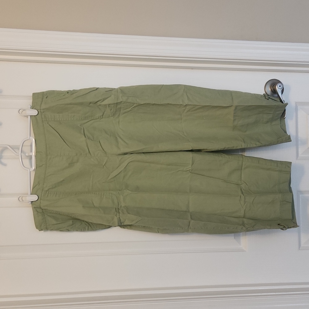 Green lightweight capris